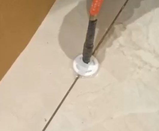 平顺瓷砖空鼓维修公司专业解答瓷砖在铺贴过程中，如果没有涂抹均匀到位的粘结材料（如水泥砂浆或瓷砖胶），可能会导致以下问题