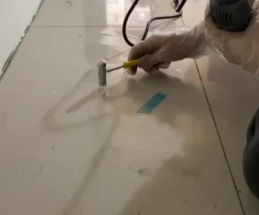 平顺瓷砖开裂维修公司专业分享瓷砖在铺贴前如果没有沥干水分，将会导致以下问题