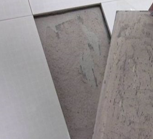 平顺瓷砖空鼓维修公司分享瓷砖铺贴时如果打浆（即涂抹在瓷砖背面和基层上的砂浆或瓷砖胶）过少，会带来以下问题